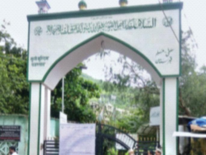 The 'Te' cemetery in the city of Mumbra was finally closed due to the death toll due to the corona | कोरोनामुळे मृत्युदर वाढल्याने अखेर मुंब्रा शहरातील ‘ते’ कब्रस्तान केले बंद