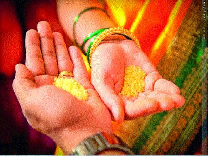 The need to use flowers instead of grains, rice and jowar from axons | अक्षतांमधून धान्य नासाडी, तांदूळ व ज्वारीऐवजी फुलांचा वापर होण्याची आवश्यकता The need to use flowers instead of grains, rice and jowar from axons | अक्षतांमधून धान्य नासाडी, तांदूळ व ज्वारीऐवजी फुलांचा वापर होण्याची आवश्यकता