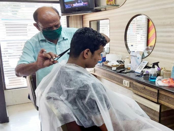 Inflation raises eyebrows at home; The rate is not reduced! | महागाई वाढल्याने दाढी घरीच करण्यावर भर; दर काही कमी होईनात! Inflation raises eyebrows at home; The rate is not reduced! | महागाई वाढल्याने दाढी घरीच करण्यावर भर; दर काही कमी होईनात!