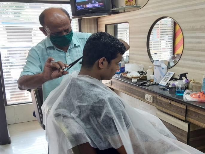 Beard Rs 100, cutting Rs 150; corona time increases rates | दाढी १०० रुपये, तर कटिंग १५० रुपये; कोरोना काळात सलूनचे दर वाढले Beard Rs 100, cutting Rs 150; corona time increases rates | दाढी १०० रुपये, तर कटिंग १५० रुपये; कोरोना काळात सलूनचे दर वाढले