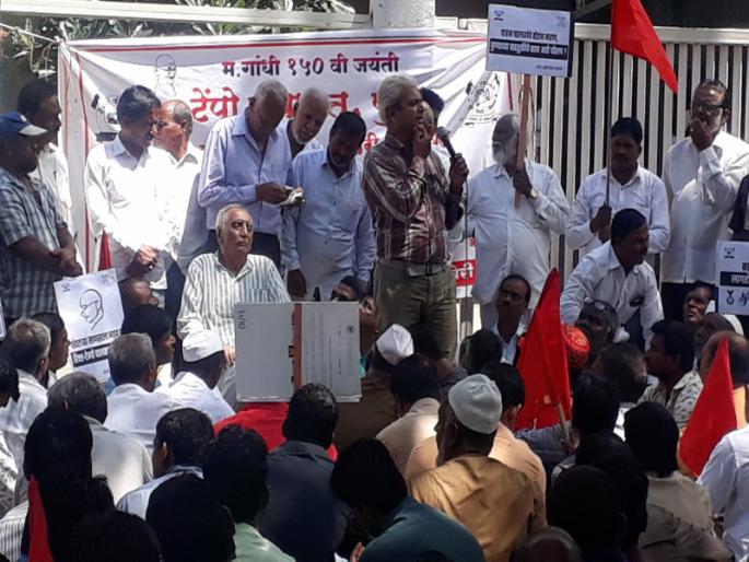 Rickshaw and tempo driver morcha on District Collector's office in Pune |  पुण्यात रिक्षा व टेम्पो चालकांचा जिल्हाधिकारी कार्यालयावर असंतोष मोर्चा