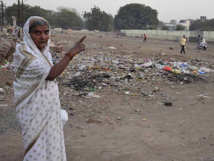 For the last sixty years, the elderly heirs of Iqbal Maidan owner are fighting against the British dictator | साठ वर्षांपासून इकबाल मैदान मालकाची वयोवृद्ध वारसदार झगडतेय ब्रिटिश हुकूमनाम्याच्या विरोधात  For the last sixty years, the elderly heirs of Iqbal Maidan owner are fighting against the British dictator | साठ वर्षांपासून इकबाल मैदान मालकाची वयोवृद्ध वारसदार झगडतेय ब्रिटिश हुकूमनाम्याच्या विरोधात