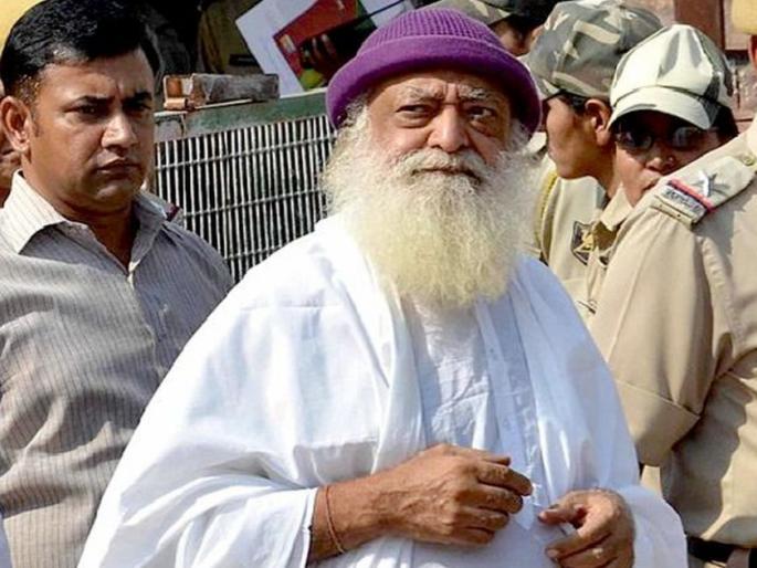 Asaram Bapu, who is out on bail, is giving a sermon at the ashram, followers are waving and performing aarti | जामिनावर सुटलेला आसाराम बापू आश्रमात देतोय प्रवचन, अनुयायी ओवाळताहेत आरती Asaram Bapu, who is out on bail, is giving a sermon at the ashram, followers are waving and performing aarti | जामिनावर सुटलेला आसाराम बापू आश्रमात देतोय प्रवचन, अनुयायी ओवाळताहेत आरती