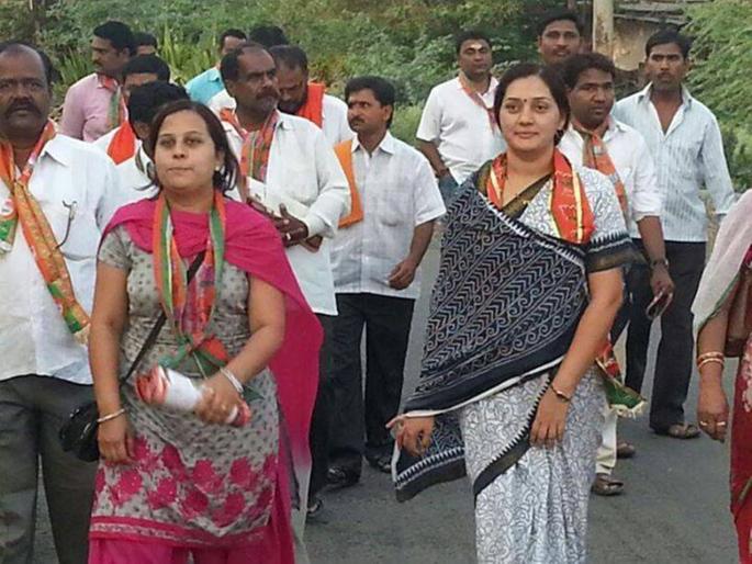 LOk Sabha Election 2019 The questions raised by the villagers in front of Thombanwar, during campaigning of Pritam Munde, | प्रितम मुंडेंच्या प्रचारासाठी गेलेल्या आमदार ठोंबरेंवर गावकऱ्यांकडून प्रश्नांचा भडीमार LOk Sabha Election 2019 The questions raised by the villagers in front of Thombanwar, during campaigning of Pritam Munde, | प्रितम मुंडेंच्या प्रचारासाठी गेलेल्या आमदार ठोंबरेंवर गावकऱ्यांकडून प्रश्नांचा भडीमार