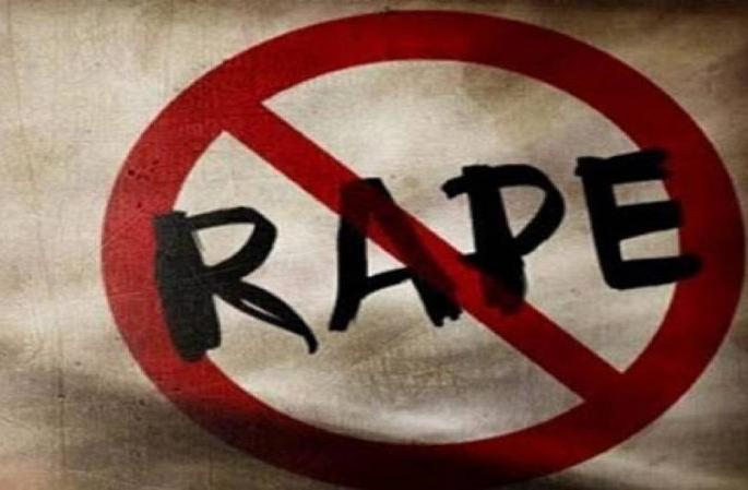Gang rape of a minor girl by showing a video of a girl taking a bath | अंघोळ करीत असलेल्या मुलीचा व्हिडिओ दाखवून अल्पवयीन विद्यार्थिनीवर सामूहिक बलात्कार