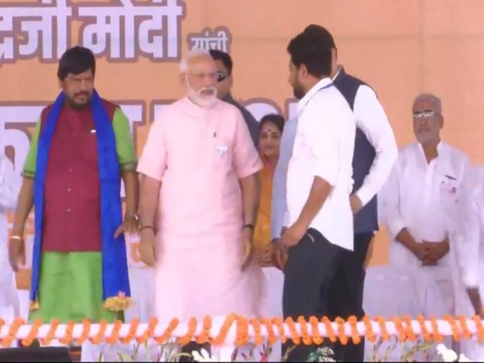 Lok Sabha Election 2019 Modi is angry on Sujay is a step back | मोदींनी दटावताच सुजय एक पाऊल मागे; राष्ट्रवादीकडून व्हिडीओ व्हायरल Lok Sabha Election 2019 Modi is angry on Sujay is a step back | मोदींनी दटावताच सुजय एक पाऊल मागे; राष्ट्रवादीकडून व्हिडीओ व्हायरल