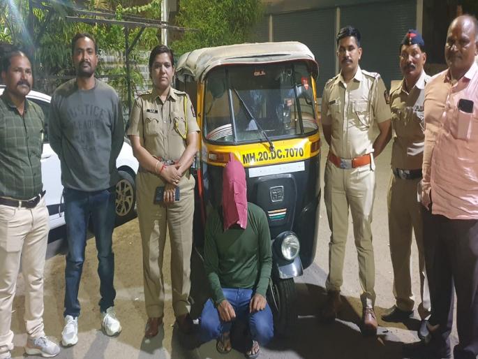 A retired teacher who came to visit his wife at the hospital was robbed | दवाखान्यात पत्नीस भेटण्यास आलेल्या सेवानिवृत्त शिक्षकाला लुटले, रिक्षाचालकाचा प्रताप A retired teacher who came to visit his wife at the hospital was robbed | दवाखान्यात पत्नीस भेटण्यास आलेल्या सेवानिवृत्त शिक्षकाला लुटले, रिक्षाचालकाचा प्रताप