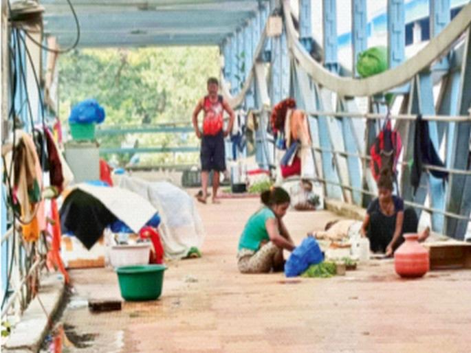 Beggars, vagrants, and hawkers hang out on the skywalk; lack of cleanliness, making it difficult for citizens to move around | स्कायवॉकवर भिकारी, गर्दुल्ले, फेरीवाल्यांचा अड्डा; स्वच्छतेचा अभाव, नागरिकांना ये-जा करणे अवघड Beggars, vagrants, and hawkers hang out on the skywalk; lack of cleanliness, making it difficult for citizens to move around | स्कायवॉकवर भिकारी, गर्दुल्ले, फेरीवाल्यांचा अड्डा; स्वच्छतेचा अभाव, नागरिकांना ये-जा करणे अवघड
