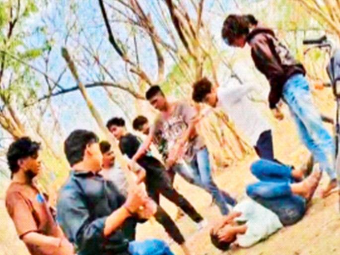 Another inhuman act in Beed...! Young man taken to the mountains and brutally beaten, 20 people booked, seven arrested | बीडमध्ये पुन्हा अमानुष कृत्य...! डोंगरात नेऊन तरुणाला रिंगण करीत बेदम मारहाण, २० जणांविरुद्ध गुन्हा, सात जणांना अटक Another inhuman act in Beed...! Young man taken to the mountains and brutally beaten, 20 people booked, seven arrested | बीडमध्ये पुन्हा अमानुष कृत्य...! डोंगरात नेऊन तरुणाला रिंगण करीत बेदम मारहाण, २० जणांविरुद्ध गुन्हा, सात जणांना अटक