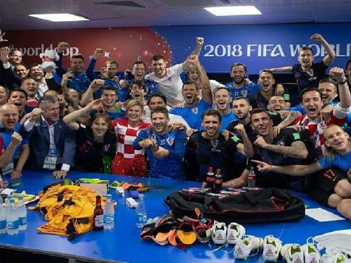 FIFA Football World Cup 2018:croatia-vs-france final croatia president enjoy viral video | FIFA Football World Cup 2018 : नाचोss...क्रोएशियाच्या फुटबॉलपटूंसोबत राष्ट्रपतींनी धरला ठेका, पाहा VIDEO  FIFA Football World Cup 2018:croatia-vs-france final croatia president enjoy viral video | FIFA Football World Cup 2018 : नाचोss...क्रोएशियाच्या फुटबॉलपटूंसोबत राष्ट्रपतींनी धरला ठेका, पाहा VIDEO