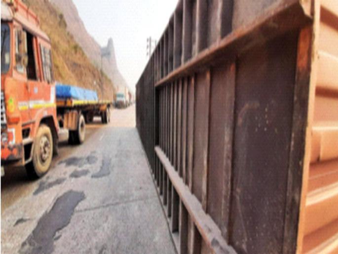 Traffic congestion in Thane due to overturned container on Mumbra bypass | मुंब्रा बायपासवर उलटलेल्या कंटेनरमुळे ठाण्यात वाहतूककोंडी Traffic congestion in Thane due to overturned container on Mumbra bypass | मुंब्रा बायपासवर उलटलेल्या कंटेनरमुळे ठाण्यात वाहतूककोंडी