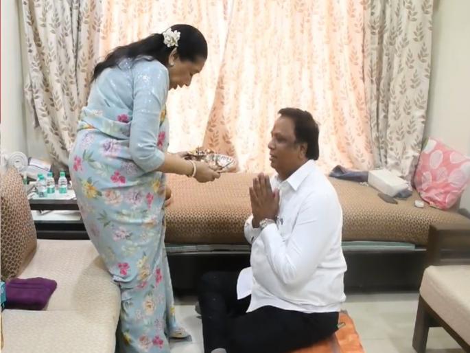 Asha Bhosle Ashish Shelar celebrated diwali | भाऊबीजेनिमित्त आशा भोसले यांनी आशिष शेलार यांना ओवाळले Asha Bhosle Ashish Shelar celebrated diwali | भाऊबीजेनिमित्त आशा भोसले यांनी आशिष शेलार यांना ओवाळले