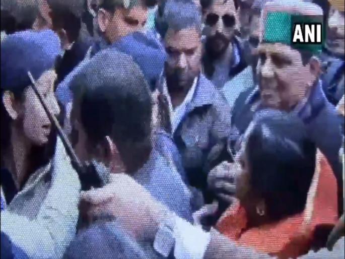 Shimla: Congress MLA Asha Kumari assaults woman constable, gets slapped back | काँग्रेस आमदार आशा कुमारी यांनी महिला पोलीस कर्मचा-याच्या लगावली कानशिलात Shimla: Congress MLA Asha Kumari assaults woman constable, gets slapped back | काँग्रेस आमदार आशा कुमारी यांनी महिला पोलीस कर्मचा-याच्या लगावली कानशिलात