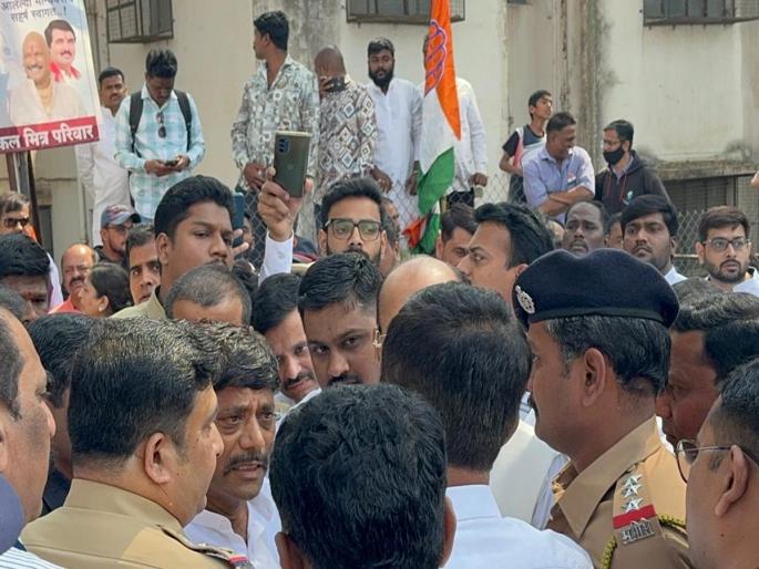Congress workers and police face to face over inauguration of water tank, atmosphere of tension | पाण्याच्या टाकीच्या उद्घाटनावरून काँग्रेस कार्यकर्ते आणि पोलीस समोरासमोर, तणावाचे वातावरण Congress workers and police face to face over inauguration of water tank, atmosphere of tension | पाण्याच्या टाकीच्या उद्घाटनावरून काँग्रेस कार्यकर्ते आणि पोलीस समोरासमोर, तणावाचे वातावरण
