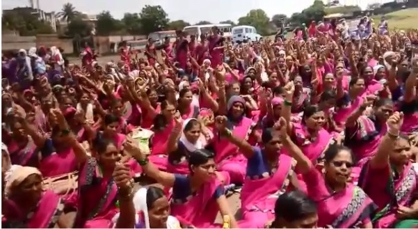 The 'Asha' staff march was stopped at the guardian's house | ‘आशा’ कर्मचाऱ्यांचा मोर्चा पालकमंत्र्यांच्या घराजवळ रोखला