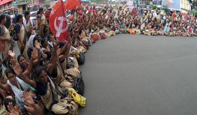 ASHA workers and group promoters staged Rasta Roko in Nagpur | आशा वर्कर व गटप्रवर्तकांनी नागपुरात केला रास्ता रोको,पोलिसांकडून अटक ASHA workers and group promoters staged Rasta Roko in Nagpur | आशा वर्कर व गटप्रवर्तकांनी नागपुरात केला रास्ता रोको,पोलिसांकडून अटक