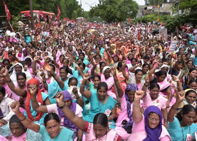 Eknath Shinde assures substantial increase in the value of assets | आशांच्या मानधनामध्ये भरीव वाढ करणार, एकनाथ शिंदे यांचे आश्वासन Eknath Shinde assures substantial increase in the value of assets | आशांच्या मानधनामध्ये भरीव वाढ करणार, एकनाथ शिंदे यांचे आश्वासन