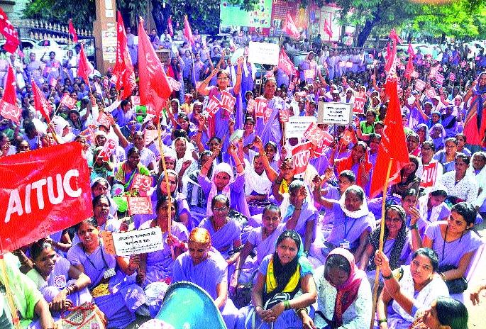 The agitation for the employees of Anganwadi has been postponed | अंगणवाडी कर्मचाऱ्यांचे आंदोलन स्थगित The agitation for the employees of Anganwadi has been postponed | अंगणवाडी कर्मचाऱ्यांचे आंदोलन स्थगित