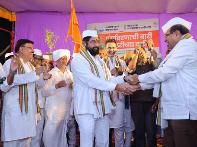 Ashadhi Wari 2024 Chief Minister Eknath Shinde participated enthusiastically in Ashadhi Vari | आषाढी वारी २०२४; मुख्यमंत्री एकनाथ शिंदे वारीत दंग; धरला वारकऱ्यांसह फुगडीचा फेर Ashadhi Wari 2024 Chief Minister Eknath Shinde participated enthusiastically in Ashadhi Vari | आषाढी वारी २०२४; मुख्यमंत्री एकनाथ शिंदे वारीत दंग; धरला वारकऱ्यांसह फुगडीचा फेर