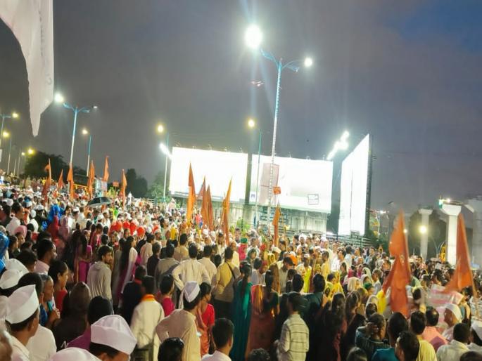 In Ashadhi Vari Palkhi ceremony, the number of pilgrims increased this year; Result of timely rainfall | आषाढी वारी पालखी सोहळ्यात यंदा वारकऱ्यांची संख्या वाढली; वेळेवर पाऊस पडल्याचा परिणाम In Ashadhi Vari Palkhi ceremony, the number of pilgrims increased this year; Result of timely rainfall | आषाढी वारी पालखी सोहळ्यात यंदा वारकऱ्यांची संख्या वाढली; वेळेवर पाऊस पडल्याचा परिणाम