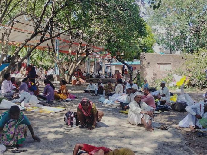 Ashadhi Wari: The pilgrims who came to Aland did not feel the heat of the sun | Ashadhi Wari : आळंदीत आलेल्या वारकऱ्यांना उन्हाच्या काहिली सोसेना Ashadhi Wari: The pilgrims who came to Aland did not feel the heat of the sun | Ashadhi Wari : आळंदीत आलेल्या वारकऱ्यांना उन्हाच्या काहिली सोसेना