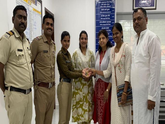 Ashadhi Wari 2025 The gold chain found in Mauli possession was returned | Ashadhi Wari 2025 : माउलींच्या वारीत सापडलेली सोन्याची चैन केली परत Ashadhi Wari 2025 The gold chain found in Mauli possession was returned | Ashadhi Wari 2025 : माउलींच्या वारीत सापडलेली सोन्याची चैन केली परत