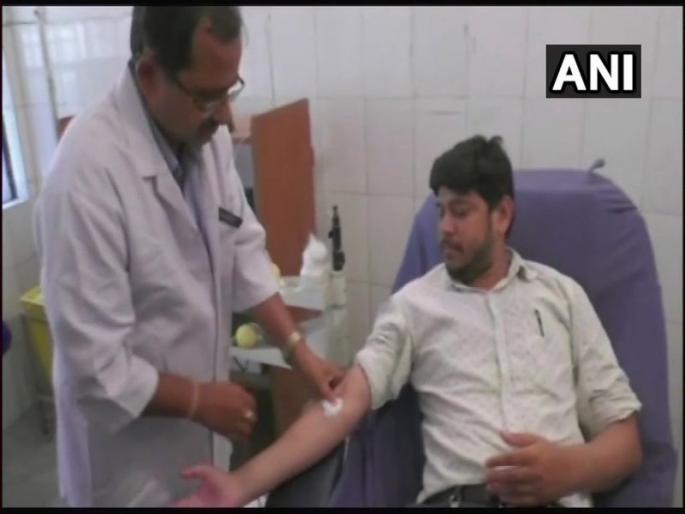 mohammad ashfaq broke his roza to donate blood for a 2 day old child | जवानाच्या नवजात मुलीला वाचविण्यासाठी 'त्याने' सोडला रोजा mohammad ashfaq broke his roza to donate blood for a 2 day old child | जवानाच्या नवजात मुलीला वाचविण्यासाठी 'त्याने' सोडला रोजा