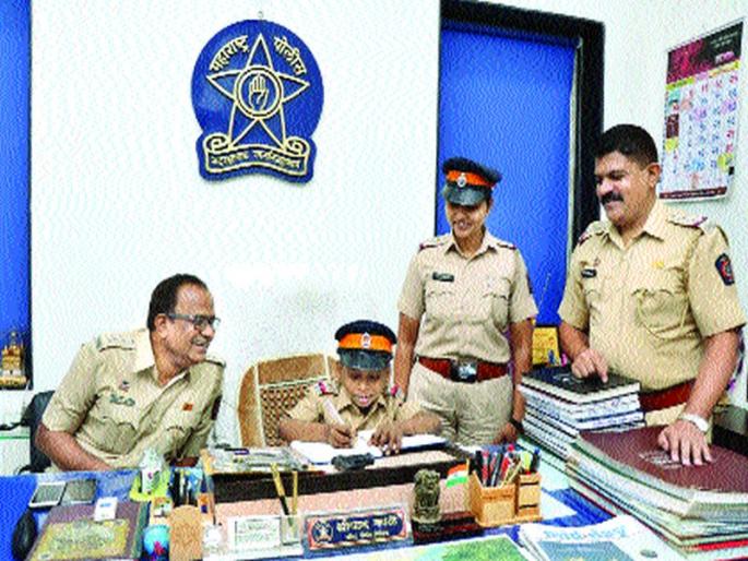 One day the police officer became a cancerous child | कॅन्सरग्रस्त बालक बनला एका दिवसाचा पोलीस अधिकारी  One day the police officer became a cancerous child | कॅन्सरग्रस्त बालक बनला एका दिवसाचा पोलीस अधिकारी