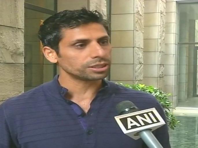 Ashish Nehru said that after retirement, Dhoni and Virat have some say | आशिष नेहरा म्हणतो, धोनी शांत आणि संयमी तर विराट आक्रमक  