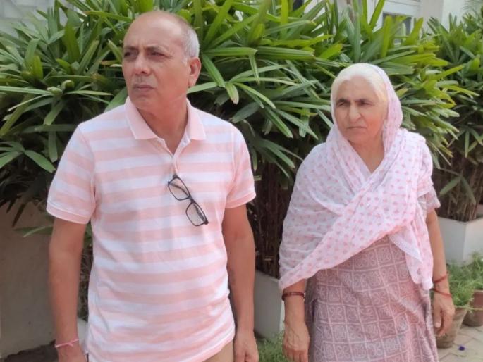 panipat martyr major ashish dhaunchak in kashmir mother appeals to cm nayab singh saini | "सुनेने धोका आणि दु:ख दिलं... सरकारने नोकरी देऊ नये"; शहीद मेजरच्या पालकांची मागणी panipat martyr major ashish dhaunchak in kashmir mother appeals to cm nayab singh saini | "सुनेने धोका आणि दु:ख दिलं... सरकारने नोकरी देऊ नये"; शहीद मेजरच्या पालकांची मागणी