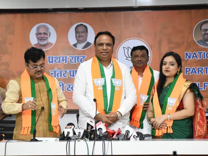 big setback to uddhav thackeray group many party office bearers and former corporators join bjp | शिंदेंनंतर आता भाजपाने डाव टाकला; शेकडो पदाधिकारी, माजी नगरसेवकांचा ठाकरे गटाला जय महाराष्ट्र big setback to uddhav thackeray group many party office bearers and former corporators join bjp | शिंदेंनंतर आता भाजपाने डाव टाकला; शेकडो पदाधिकारी, माजी नगरसेवकांचा ठाकरे गटाला जय महाराष्ट्र