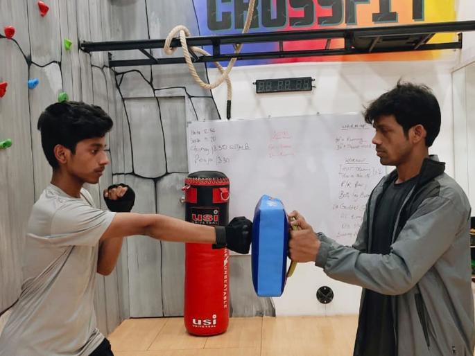 ashish rajak hits 434 straight punches in just one minute | मुंबईकर तरुणाचा पराक्रम; अवघ्या एका मिनिटात मारले ४३४ स्ट्रेट पंच