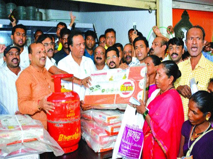  Ashish Shelar testifies to help flood victims without getting stuck in the rules | नियमात न अडकता पूरग्रस्तांना मदत, आशीष शेलार यांची ग्वाही