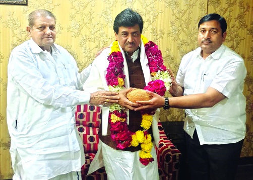 Ashok Chavan's emphasis on breaking the broken mind | दुभंगलेली मने सांधण्यावर अशोक चव्हाण यांचा भर Ashok Chavan's emphasis on breaking the broken mind | दुभंगलेली मने सांधण्यावर अशोक चव्हाण यांचा भर