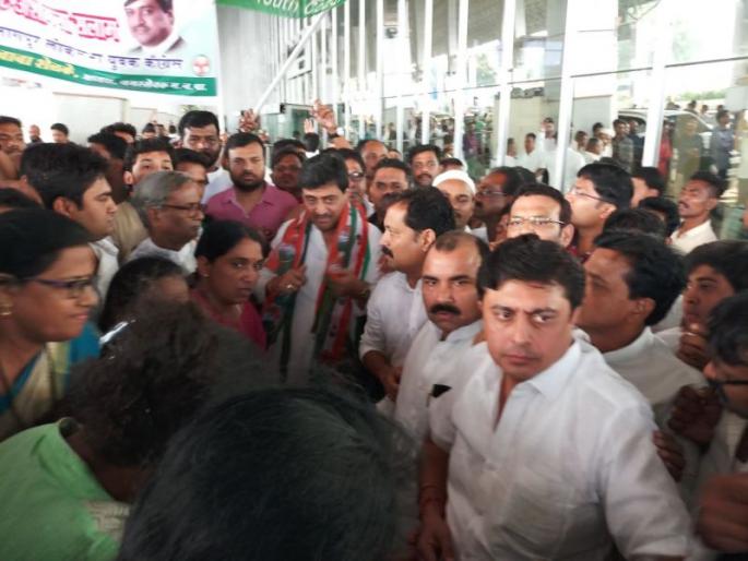 Do my complaints before me, party wise! Congress State President Ashok Chavan's Khadebol | माझ्या तक्रारी माझ्यासमोर करा, पक्षशिस्त असलीच पाहिजे ! काँग्रेस प्रदेशाध्यक्ष अशोक चव्हाण यांचे खडेबोल Do my complaints before me, party wise! Congress State President Ashok Chavan's Khadebol | माझ्या तक्रारी माझ्यासमोर करा, पक्षशिस्त असलीच पाहिजे ! काँग्रेस प्रदेशाध्यक्ष अशोक चव्हाण यांचे खडेबोल