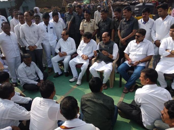 Farmers waiting for postmortem of cattles died in hailstorm Maharashtra | ना शवविच्छेदन, ना पंचनामा; गारपिटीत मृत्यू झालेली जनावरं गोठ्यातच पडून; शेतकरी हतबल Farmers waiting for postmortem of cattles died in hailstorm Maharashtra | ना शवविच्छेदन, ना पंचनामा; गारपिटीत मृत्यू झालेली जनावरं गोठ्यातच पडून; शेतकरी हतबल