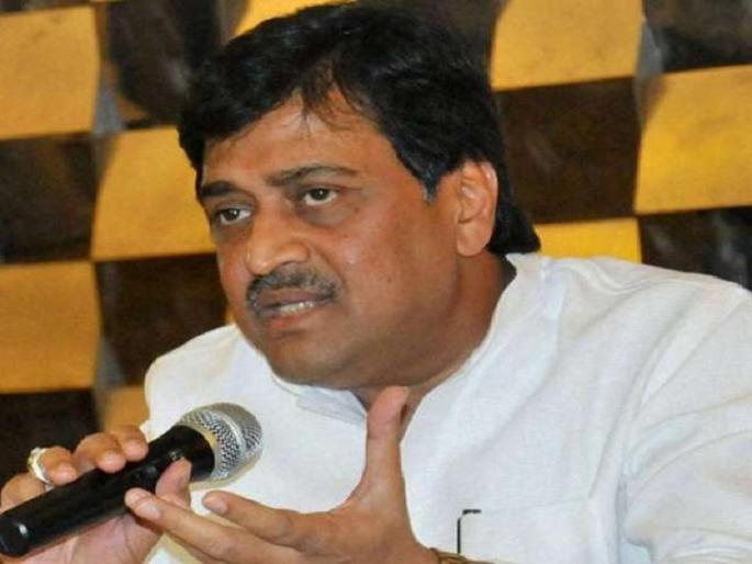 Not only in Nanded, but all over the state, pits are the gift of Chandrakant Patil | नांदेडातच नव्हे, तर राज्यभरात खड्डे ही चंद्रकांत पाटलांची देण : अशोक चव्हाण Not only in Nanded, but all over the state, pits are the gift of Chandrakant Patil | नांदेडातच नव्हे, तर राज्यभरात खड्डे ही चंद्रकांत पाटलांची देण : अशोक चव्हाण