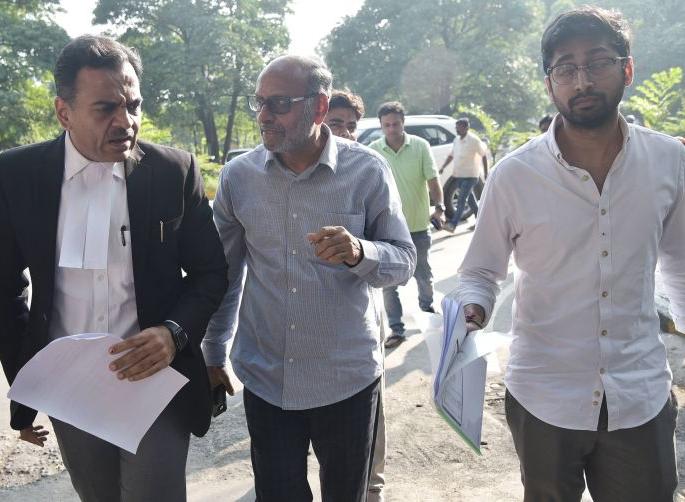 Navodaya Urban Bank scam in Nagpur: Ashok Dhawad surrenders in session court | नागपुरातील नवोदय अर्बन बँक घोटाळा : अशोक धवड यांचे सत्र न्यायालयात आत्मसमर्पण Navodaya Urban Bank scam in Nagpur: Ashok Dhawad surrenders in session court | नागपुरातील नवोदय अर्बन बँक घोटाळा : अशोक धवड यांचे सत्र न्यायालयात आत्मसमर्पण