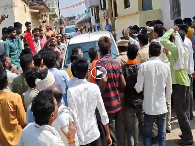 Ashokrao Chavan's convoy was blocked by the villagers; They also tried to throw stones at the car | अशोक चव्हाण यांचा ताफा गावकऱ्यांनी अडविला; गाडीवर दगडफेक करण्याचाही प्रयत्न Ashokrao Chavan's convoy was blocked by the villagers; They also tried to throw stones at the car | अशोक चव्हाण यांचा ताफा गावकऱ्यांनी अडविला; गाडीवर दगडफेक करण्याचाही प्रयत्न