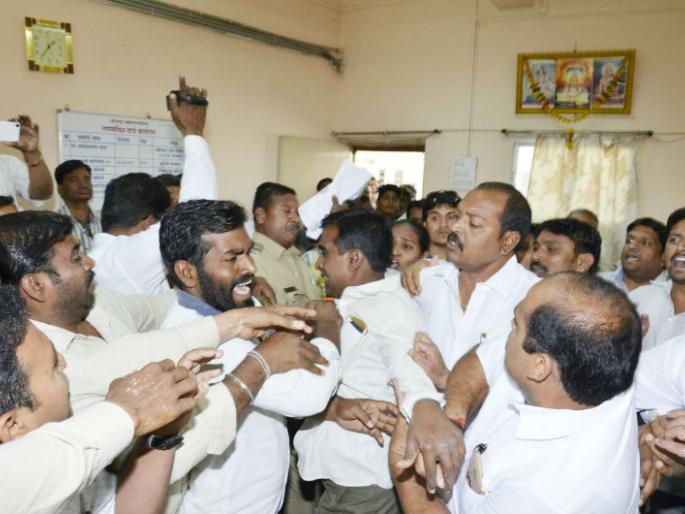 Shiv Sena prevents BJP from filling nomination papers for the candidature of the candidate for the post of candidature committee for Solapur municipal corporation. | सोलापूर महानगरपालिकेत स्थायी समितीच्या सभापतीपदासाठी उमेदवारी अर्ज भरण्यावरून सेना - भाजपाच गदारोळ, उमेदवारी अर्ज भरण्यापासून भाजपाला शिवसेनेने रोखले 