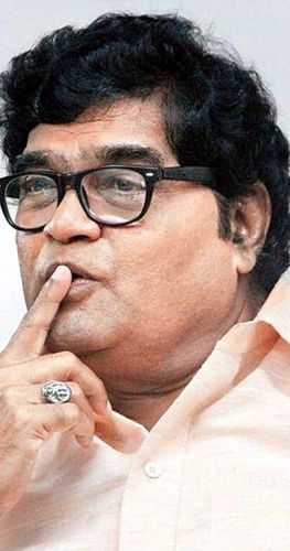 Ashok Saraf was also hit by pits on the roads | रस्त्यांवरील खड्ड्यांवर अशोक सराफ यांचाही प्रहार