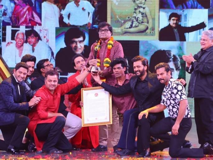 Nivedita Saraf got emotional for Ashok saraf got zee chitra gaurav jeevan gaurav award | ...अन् अशोक मामांना जीवन गौरव पुरस्कार मिळताच निवेदिता सराफ भावूक, म्हणाल्या, मी शतशः ऋणी Nivedita Saraf got emotional for Ashok saraf got zee chitra gaurav jeevan gaurav award | ...अन् अशोक मामांना जीवन गौरव पुरस्कार मिळताच निवेदिता सराफ भावूक, म्हणाल्या, मी शतशः ऋणी