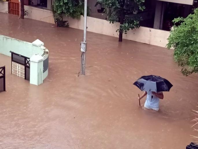 Anger over water intrusion in apartment, row-house in mayor's ward | महापौरांच्या प्रभागात अपार्टमेंट, रो-हाऊसमध्ये पाणी शिरल्याने संताप Anger over water intrusion in apartment, row-house in mayor's ward | महापौरांच्या प्रभागात अपार्टमेंट, रो-हाऊसमध्ये पाणी शिरल्याने संताप