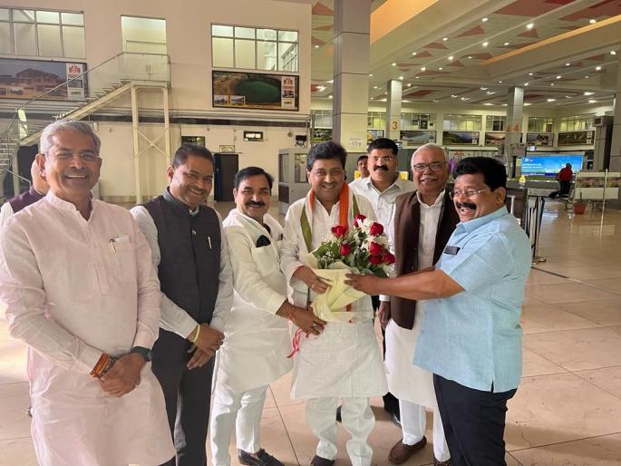 ashok chavan taunts devendra fadnavis over morning oath programme with ajit pawar | पवारांचा हात असता तर पहाटेचे सरकार दोन दिवसात पडले नसते; अशोक चव्हाणांनी फडणवीसांवर साधला नेम ashok chavan taunts devendra fadnavis over morning oath programme with ajit pawar | पवारांचा हात असता तर पहाटेचे सरकार दोन दिवसात पडले नसते; अशोक चव्हाणांनी फडणवीसांवर साधला नेम