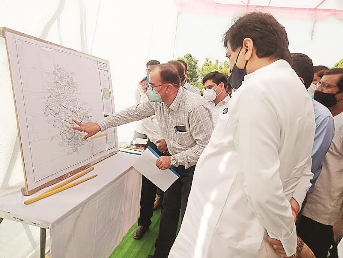At the request of the farmers, Ashokrao Chvhan gave approval for two road works on the spot | शेतकऱ्यांनी केली विनंती अन् अशोकरावांनी दोन रस्तेकामांना दिली जागेवरच मंजुरी At the request of the farmers, Ashokrao Chvhan gave approval for two road works on the spot | शेतकऱ्यांनी केली विनंती अन् अशोकरावांनी दोन रस्तेकामांना दिली जागेवरच मंजुरी