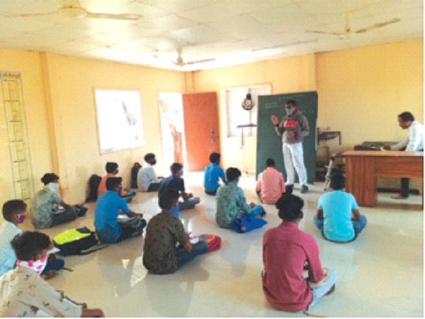 Ashram school started in Palghar district following Kovid's rules, hostel doors are still closed | पालघर जिल्ह्यामध्ये कोविडचे नियम पाळून आश्रमशाळा सुरू, वसतिगृहांचे दरवाजे अद्याप बंदच Ashram school started in Palghar district following Kovid's rules, hostel doors are still closed | पालघर जिल्ह्यामध्ये कोविडचे नियम पाळून आश्रमशाळा सुरू, वसतिगृहांचे दरवाजे अद्याप बंदच