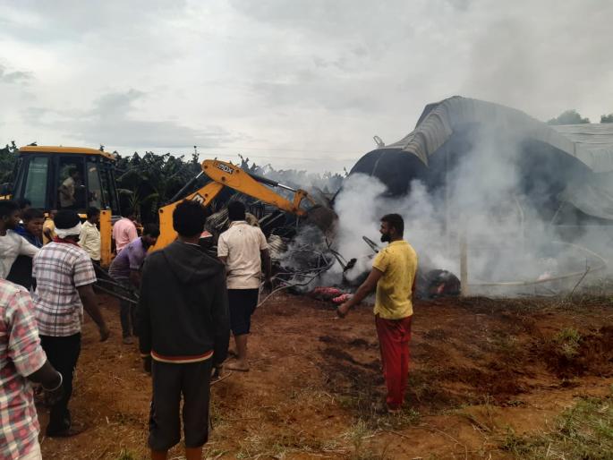 A short circuit in the godown at Ashta set fire to a four-wheeler with decoration materials | आष्टा येथील गोडाऊनला शॉर्टसर्किटने आग, डेकोरेशन साहित्यासह चारचाकी खाक A short circuit in the godown at Ashta set fire to a four-wheeler with decoration materials | आष्टा येथील गोडाऊनला शॉर्टसर्किटने आग, डेकोरेशन साहित्यासह चारचाकी खाक
