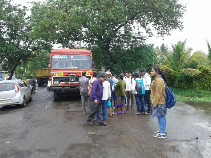 Kolhapur: The stops of the request stops, the arbitrariness of the drivers; Ignore officials | कोल्हापूर : विनंती थांब्याचे एस.टी.ला वावडे, चालकांचा मनमानी कारभार; अधिकाऱ्यांचे दुर्लक्ष Kolhapur: The stops of the request stops, the arbitrariness of the drivers; Ignore officials | कोल्हापूर : विनंती थांब्याचे एस.टी.ला वावडे, चालकांचा मनमानी कारभार; अधिकाऱ्यांचे दुर्लक्ष