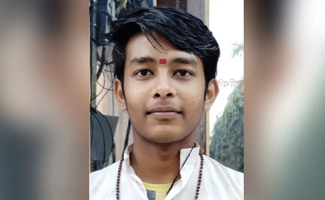 teenager dies of silent attack while running in ground in ratlam | कॉलेजमध्ये धावताना 16 वर्षीय मुलाचा सायलेंट अटॅकने मृत्यू; आर्मीत जाण्याचं होतं स्वप्न teenager dies of silent attack while running in ground in ratlam | कॉलेजमध्ये धावताना 16 वर्षीय मुलाचा सायलेंट अटॅकने मृत्यू; आर्मीत जाण्याचं होतं स्वप्न