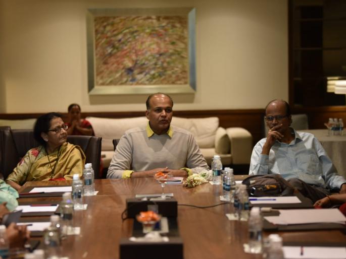 Private censor board should be prepared: Gowarikar | खासगी सेन्सॉर बोर्डची तयारी ठेवली पाहिजे : आशुतोष गोवारीकर